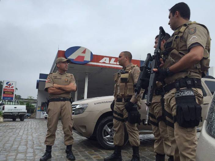 Coronel Araújo Gomes e policiais do PPT 