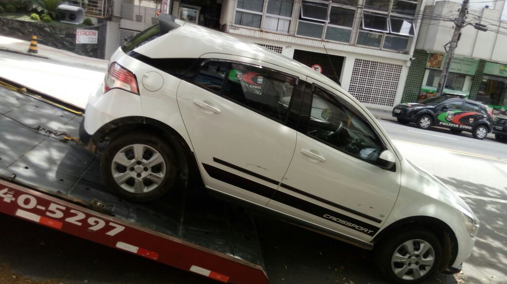 Carro estava abandonado no Morro do Mocotó, em Florianópolis (Foto: Divulgação)