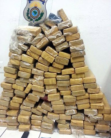 Droga que estava no carro (Foto: PRF)