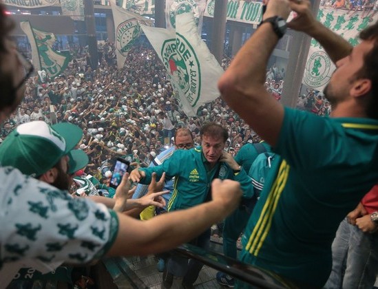 Cuca recebe o carinho da torcida, em Congonhas (Foto: Alex Silva/Estadão Conteúdo)