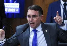 Flávio Bolsonaro agradece Milei por asilo a condenado do 8 de Janeiro