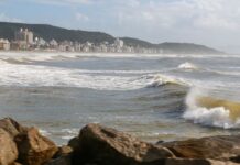 Frente fria se afasta e ciclone mantém ventos fortes e mar agitado em SC