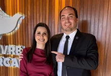 Carlos Bolsonaro e Carol de Toni lideram intenções de votos para o Senado em SC
