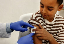 Governador Celso Ramos inicia vacinação contra dengue para jovens de 10 a 14 anos