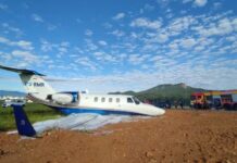 Jato executivo sai da pista ao pousar em aeródromo na cidade de São José