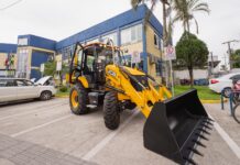 Biguaçu ganha retroescavadeira para ampliar frota da Secretaria de Obras e Infraestrutura