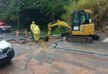 Rompimento de adutora mobiliza equipes de plantão e interdita rua para reparos em São José