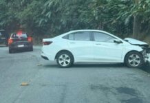Automóvel sai da pista e bate em barranco em Governador Celso Ramos