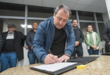Alexandre assina ordem de serviço para pavimentação da rua em Biguaçu