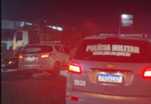Homens armados rendem família em frente de casa e roubam veículo e pertences em Lages