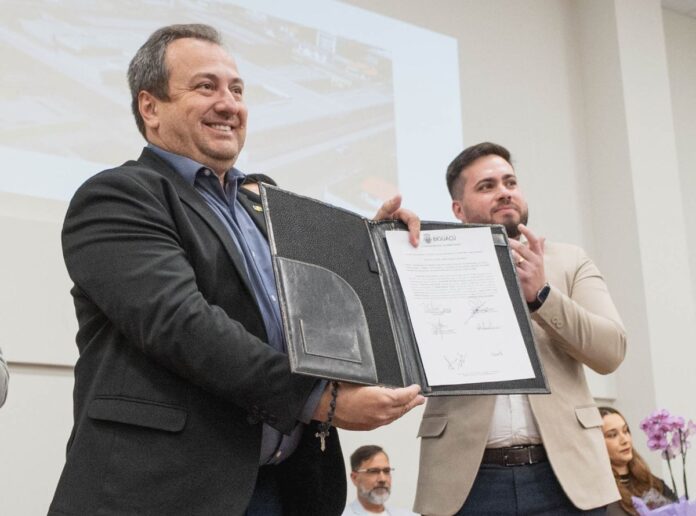 alexandre assina OS ETI