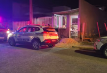 Pai larga duas crianças sozinhas e desconhecidos as levam pra dentro de casa