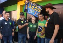 Candidata ao Senado Caroline de Toni faz campanha em Joinville