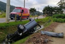 Homem morre após automóvel capotar em curva de estrada e cair dentro de vala de água