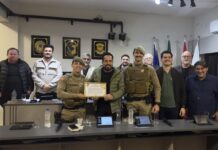 PM que saltou muro do batalhão e salvou bebê de engasgo recebe homenagem na Câmara de Biguaçu